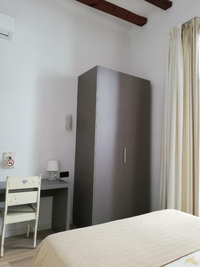 Hostal Parellades Ситжес Екстериор снимка